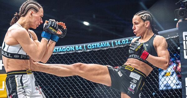 Publikumsliebling in Aktion: Alina Dalaslan (rechts), Kampfname „Iron Fist“, verpasst der Polin Karolina Sobek einen Tritt.