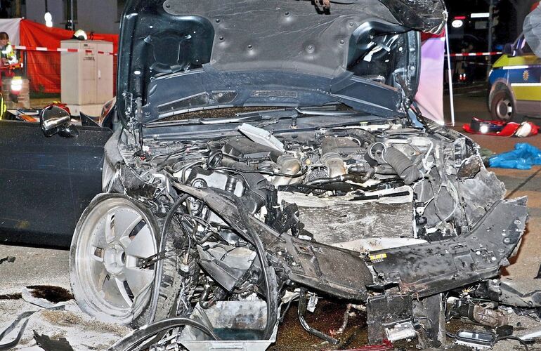 Gewaltiger Aufprall: Selbst der S550 des Unfallverursachers, ein bulliges AMG-Mercedes-Coupé, weist beträchtliche Schäden auf.