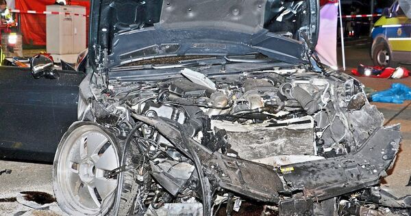 Gewaltiger Aufprall: Selbst der S550 des Unfallverursachers, ein bulliges AMG-Mercedes-Coupé, weist beträchtliche Schäden auf.