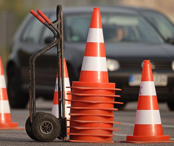 Nach einem Lkw-Unfall muss die K1688 gesperrt werden.