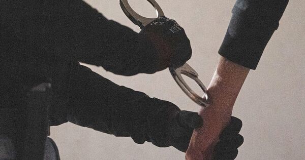 Ein Beamter sitzt nun in Untersuchungshaft.