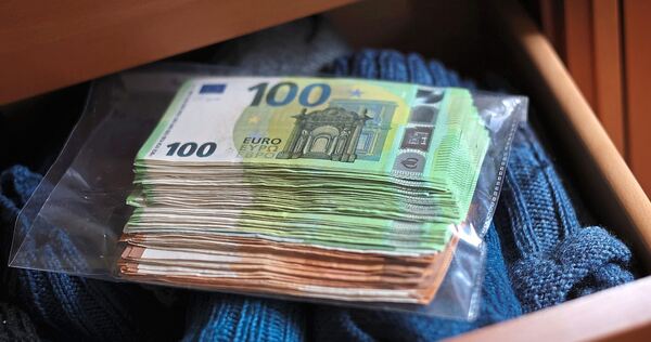 Während die Frau den hilfsbereiten Senior ablenkt, stiehlt der Mann Bargeld.