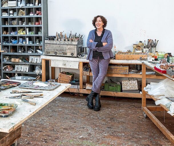Marlis Albrecht in ihrem Atelier. Über ihre Wald-Gemälde ist jetzt ein Buch herausgekommen.