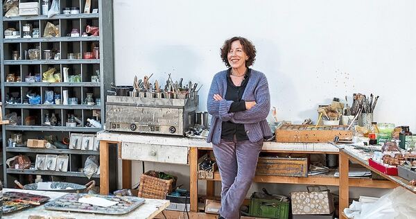 Marlis Albrecht in ihrem Atelier. Über ihre Wald-Gemälde ist jetzt ein Buch herausgekommen.