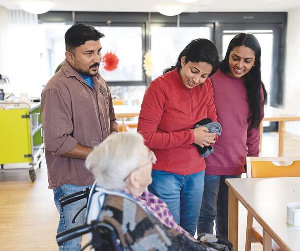 Die indischen Pflegekräfte im Gespräch mit einer Bewohnerin.