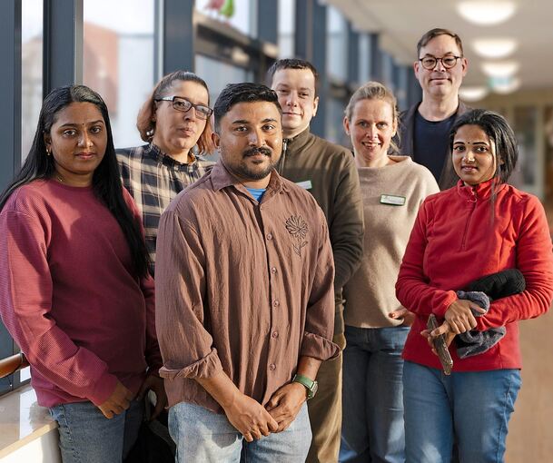 Die indischen Pflegekräfte im Kreis der für sie zuständigen Personen. Letzte Reihe von links nach rechts: Susanne Heimann-Faas (Pflegedienstleitung Tamm Egelsee), Tudor Frunza (Wohnbereichsleitung Tamm Egelsee), Cathleen Lingies (Pflegedienstleitung