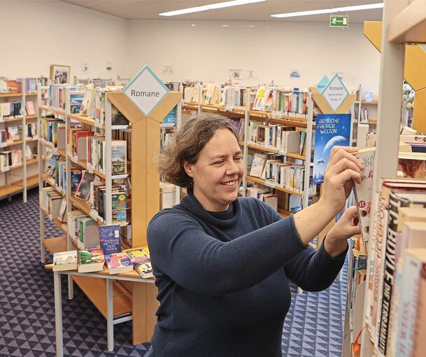 Noch empfängt Büchereileiterin Heike Feigl die Nutzer der Bibliothek in der Grundschule. Der Umzug soll Raum für ein neues Konzept schaffen.