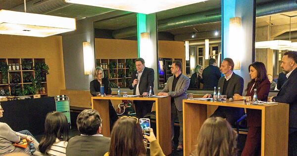 Rund 50 Zuhörer hören sich die von der Kreis-SPD veranstaltete Podiumsdiskussion im Ludwigsburger Werkcafé an. Am Podium: (von links) Susanne Thomas, Boris Weirauch, Burak Uslu, Macit Karaahmetoğlu, Tasmin Reuter und Ibrahim Aslan.