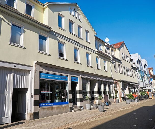 Eine Immobilie mit Charakter: Das Wohn- und Geschäftshaus in der Seestraße 8 steht zum Verkauf.