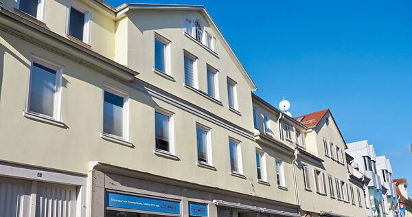 Eine Immobilie mit Charakter: Das Wohn- und Geschäftshaus in der Seestraße 8 steht zum Verkauf.