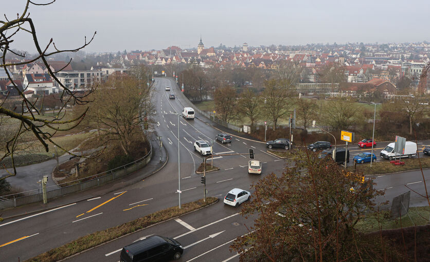 Rechtsabbieger auf die Auwiesenbrücke kommen sich oft mit den Linksabbiegern in die Quere, zudem gibt es häufig Rückstaus, die den Verkehr auf der B27 von Besigheim kommend behindern (rechter Bildrand).