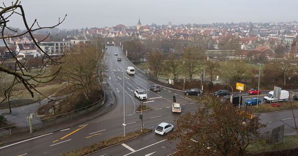 Rechtsabbieger auf die Auwiesenbrücke kommen sich oft mit den Linksabbiegern in die Quere, zudem gibt es häufig Rückstaus, die den Verkehr auf der B27 von Besigheim kommend behindern (rechter Bildrand).