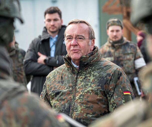 Boris Pistorius (Mitte, SPD) bei einem Besuch der Offiziersschule der Luftwaffe und eines Heimatschutzregiments im bayerischen Roth.