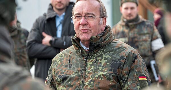 Boris Pistorius (Mitte, SPD) bei einem Besuch der Offiziersschule der Luftwaffe und eines Heimatschutzregiments im bayerischen Roth.