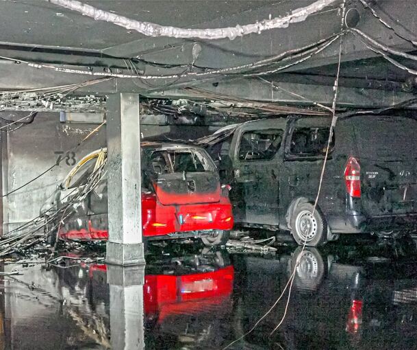 In der Tiefgarage gerieten neun Autos in Brand. In der Tiefgarage gerieten neun Autos in Brand.
