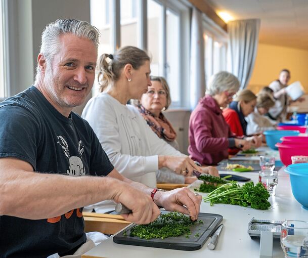 Paprika, Champignons, Lauch, Oliven, Petersilie und Zwiebeln: Alles müssen die Workshop-Teilnehmer so klein wie möglich schneiden.
