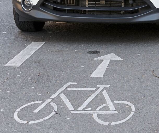 Ein parkendes Auto blockiert den Radweg. Künftig können Bürger solche Beobachtungen der Stadt Ludwigsburg über ein eigens eingerichtetes Meldeportal melden.