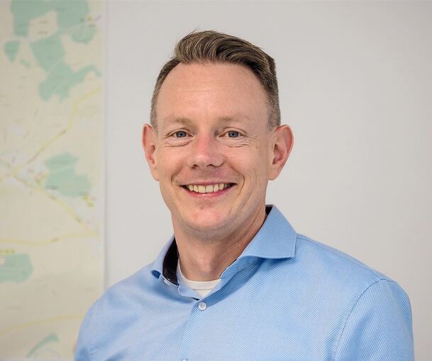 Sebastian Mannl wurde im Juli 2021 zum Bürgermeister gewählt, jetzt bewirbt er sich als Erster Bürgermeister der Stadt Fellbach.