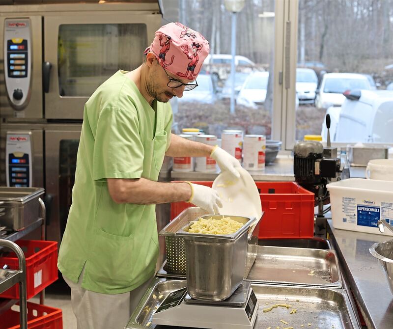 Hier kommen Spätzle aus dem Wasser.