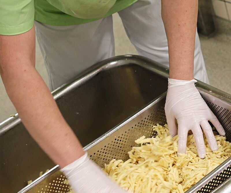 Spätzle werden vorbereitet.