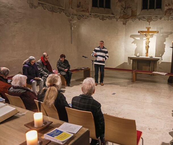 Stuhlkreis im Chorraum: Hier wird gemeinsam gebetet.
