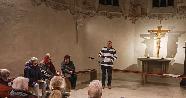 Stuhlkreis im Chorraum: Hier wird gemeinsam gebetet.