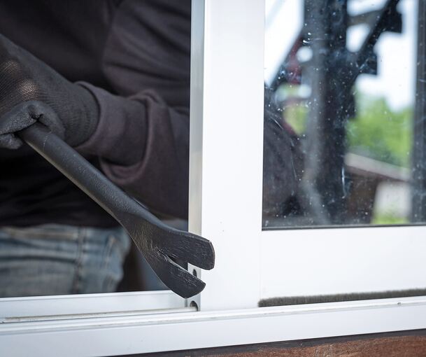 Alte Fenster und ungesicherte Hintereingänge können von Einbrechern leicht geöffnet werden. Alte Fenster und ungesicherte Hintereingänge können von Einbrechern leicht geöffnet werden.
