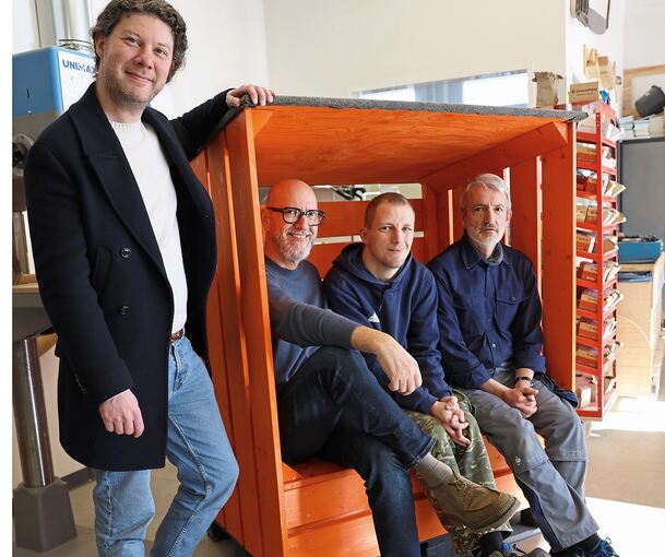 Testen den neuen Strandkorb: Lucas Reuter, Frank Sautter, Florian Wasserbäch und Georg Walz (von links).