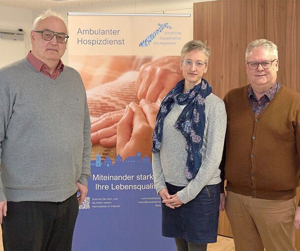 Sie haben sich mit dem Thema „Assistierter Suizid“ auseinandergesetzt (von links): Pfarrer Dieter Hofmann, Christine Burkhardt, Leiterin der Hospizgruppe, und Lothar Kämmle, Leiter der Kirchlichen Sozialstation Sachsenheim.