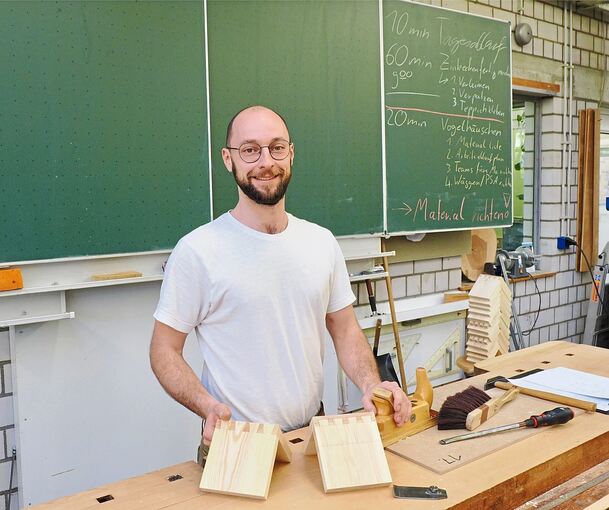 Zwischen Hobelbank und Tafel: Pascal Jung stieg kurz nach seiner Freisprechung als Tischlermeister auf Berufsschullehrer um.