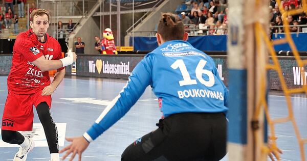 Übernimmt bei der SG BBM auch in der Rückrunde Verantwortung: Spielmacher Tom Wolf (links), hier beim Siebenmeter.