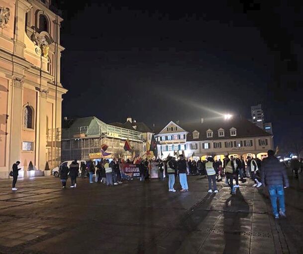 Mit Bannern versammeln sich die Demonstranten auf dem Marktplatz in Ludwigsburg.
