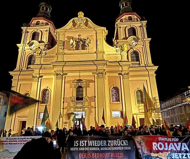 Mit Bannern versammeln sich die Demonstranten auf dem Marktplatz in Ludwigsburg.