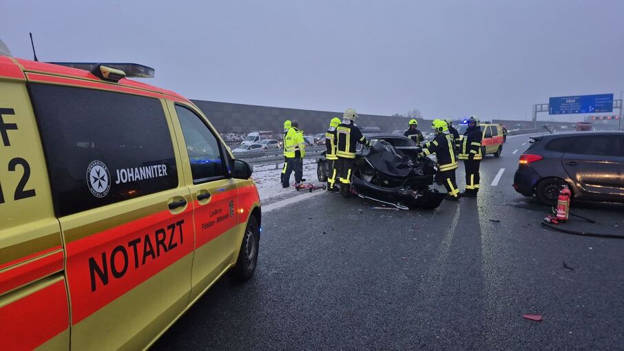 Unfallserie auf glatter A10 mit zahlreichen Verletzten Unfallserie auf glatter A10 mit zahlreichen Verletzten