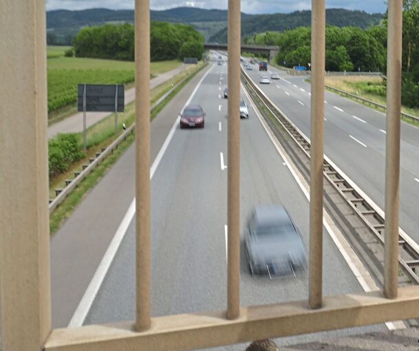 Nach bisherigem Kenntnisstand der Polizei könnte der Gegenstand möglicherweise von einer Brücke auf das Fahrzeug geworfen worden Nach bisherigem Kenntnisstand der Polizei könnte der Gegenstand möglicherweise von einer Brücke auf das Fahrzeug geworfen worden sein.