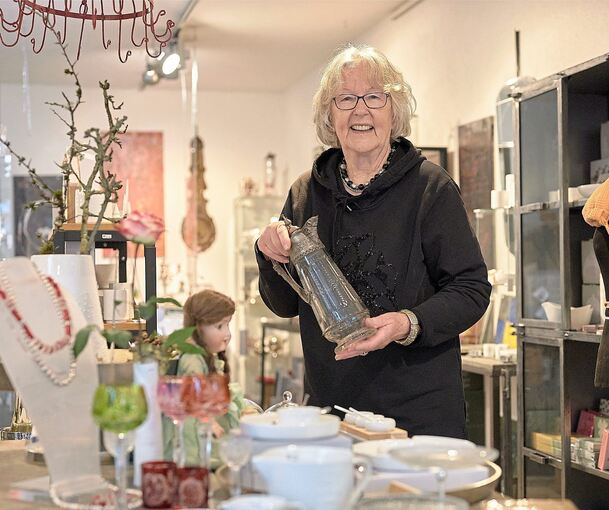 Gisela Behrendt in ihrem Laden. Buchhaltung, Einkauf, Dekoration, Putzen – die Arbeit macht der 84-Jährigen Freude. Dass heutzutage immer mehr Menschen im Internet als in einem Geschäft einkaufen – das allerdings bereitet der Gerlingerin überhaupt ke