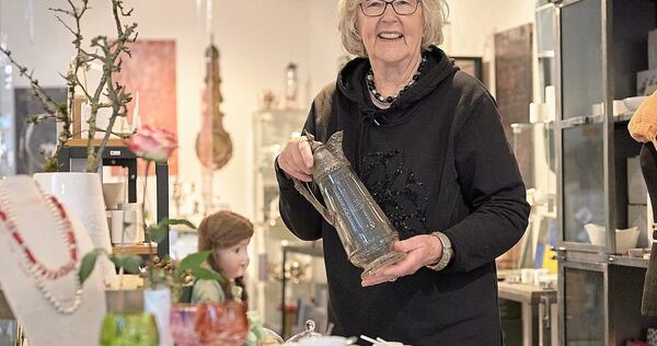 Gisela Behrendt in ihrem Laden. Buchhaltung, Einkauf, Dekoration, Putzen – die Arbeit macht der 84-Jährigen Freude. Dass heutzutage immer mehr Menschen im Internet als in einem Geschäft einkaufen – das allerdings bereitet der Gerlingerin überhaupt ke