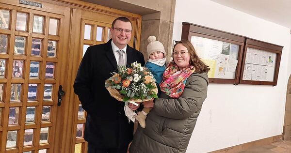 Timo Wenzel am Wahlabend mit seiner Familie.