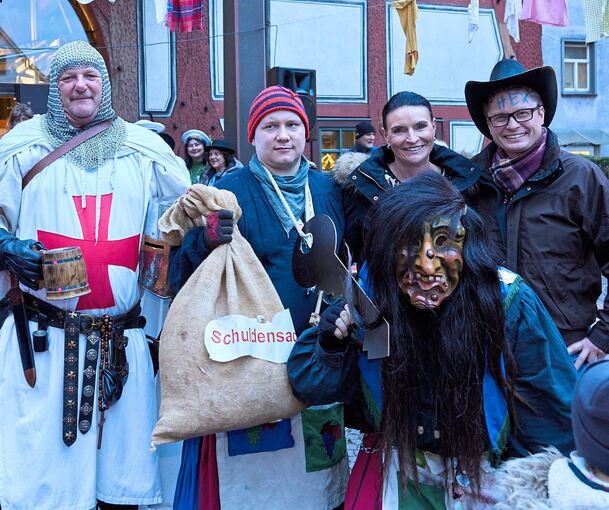 Beim Rathaussturm im Jahr 2024 war Bürgermeister Bargmann (ganz rechts im Bild) dabei. Der Termin lag zeitlich vor seinem Amtsantritt. Die Veranstaltung hätte ihm große Freude bereitet, schreibt Bargmann in einer E-Mail.
