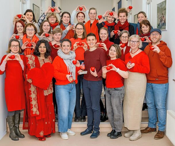 Das Team des Gesundheitsdezernats, das sich passend zum Aktionstag am 6. Februar in Rot gekleidet hat. Das Team des Gesundheitsdezernats, das sich passend zum Aktionstag am 6. Februar in Rot gekleidet hat.