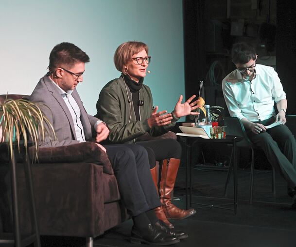 Die Grünen-Bundesvorsitzende Franziska Brantner und der Murrer Landtagsabgeordnete Tayfun Tok (links) im Gespräch mit Moderator Daniel Christen.