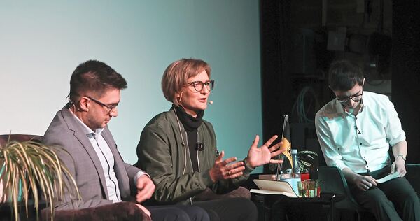Die Grünen-Bundesvorsitzende Franziska Brantner und der Murrer Landtagsabgeordnete Tayfun Tok (links) im Gespräch mit Moderator Daniel Christen.