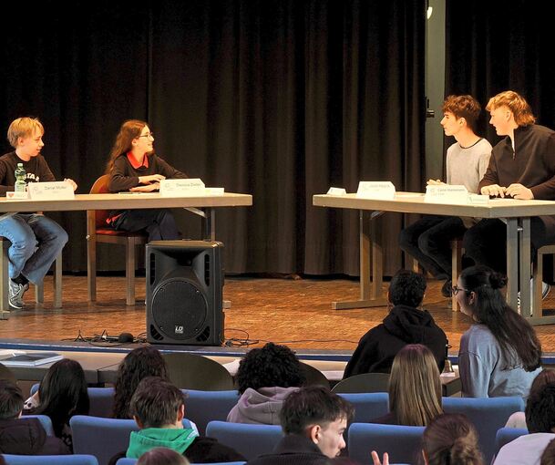 Vier Schüler diskutieren in der Alten Kelter. Sie haben sich ausführlich mit dem Debattieren auseinandergesetzt.