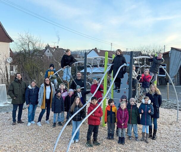 Auf dem Foto sind stellvertretend für alle Quellen-Grundschüler die Klassensprecher und -sprecherinnen der Klassen 1 bis 4, für Auf dem Foto sind stellvertretend für alle Quellen-Grundschüler die Klassensprecher und -sprecherinnen der Klassen 1 bis 4, für die Lehrkräfte das Schulleitungsteam, Birgit Gartner und Luzia Ruppelt, und für die Spender Matthias Klöpfer, Pfarrer Eber