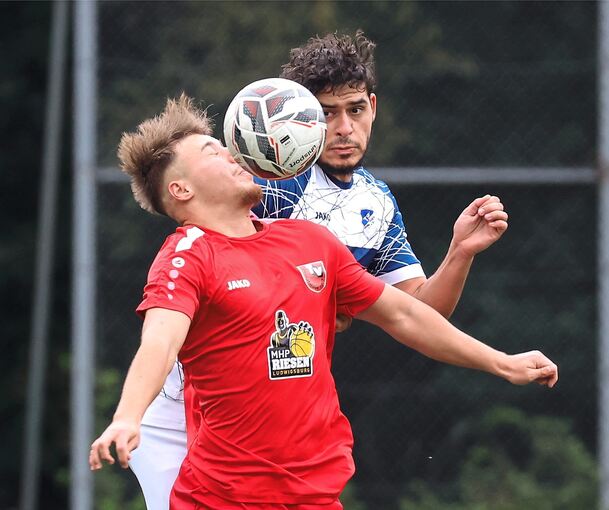 Hatte am Sonntag in Kornwestheim wenig Spaß : Pflugfeldens neuer Kapitän Michele Marongiu (vorne), hier gegen den Münchinger Wissem Aouadi.