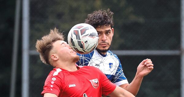 Hatte am Sonntag in Kornwestheim wenig Spaß : Pflugfeldens neuer Kapitän Michele Marongiu (vorne), hier gegen den Münchinger Wissem Aouadi.