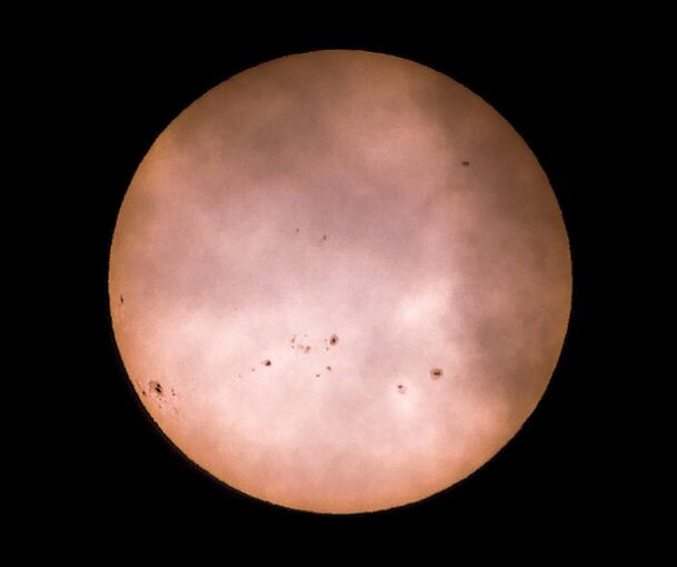 Ist die Sonne aktiv, können sogenannte Sonnenflecken entstehen.