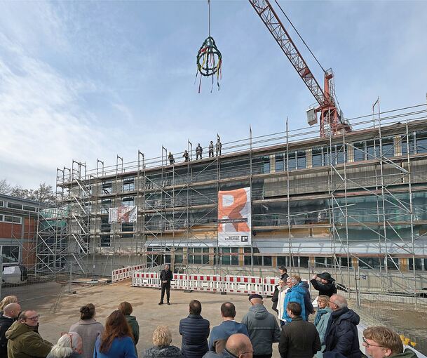 Mit einem Richtfest wird die Fertigstellung des Rohbaus von Bau A des Aldinger Schulcampus gefeiert.