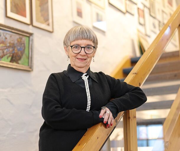Monika Schreiber auf der Treppe hoch ins Obergeschoss der Galerie: Hier wird sie zukünftig noch Ansprechpartnerin für Rahmungen oder Stadtmarketing sein.