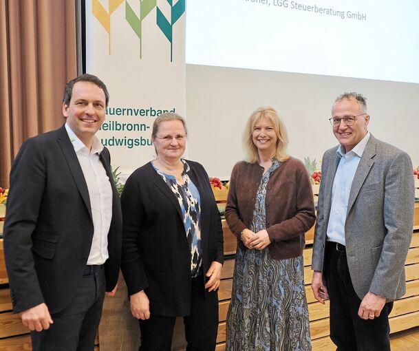 Sie freuen sich über ein volles Haus: Der Vorsitzende des Kreisbauernverbands Heilbronn-Ludwigsburg, Stefan Kerner, Luise Pachaly vom Landratsamt Ludwigsburg, Möglingens Bürgermeisterin Rebecca Saile und Dr. Ralf Schaab von der Andreas-Hermes-Akademi